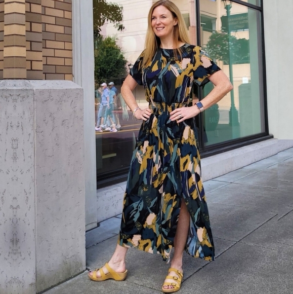 Evereve Alexis Smocked Midi Dress in Painterly Print - Picture 5 of 9